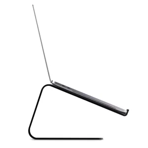 Support pour ordinateur portable Twelve South Curve maintenant un ordinateur portable ouvert sur un support incurvé noir mat, sur fond blanc.