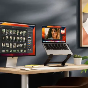 Support réglable Twelve South Curve Flex pour MacBook, surélevant un ordinateur portable argenté sur un bureau aménagé