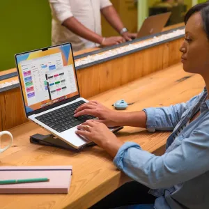 Support Twelve South Curve Flex pour MacBook maintenant un ordinateur portable sur un bureau, pour un angle de frappe confortable