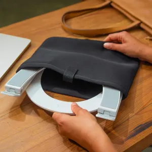 Support pour ordinateur portable Twelve South Curve Flex dans une housse de voyage, illustré en cours de rangement pour offrir une hauteur de travail ergonomique en déplacement
