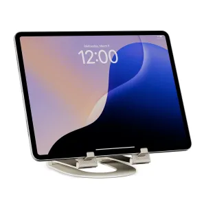 Twelve South Curve Mini salokāms planšetdatora statīvs, kas tur iPad horizontālā orientācijā uz izliektas alumīnija pamatnes