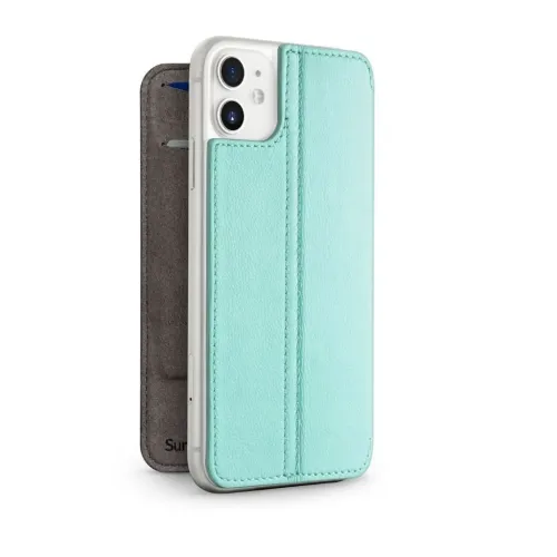 SurfacePad iPhone 11-etui i seafoamgrønt skinn vist halvåpent, med kamerautskjæring, vertikale sømmer og to kortlommer.