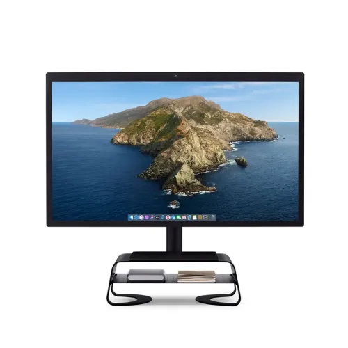 Svart skjermstativ i metall med buede sider og perforert oppbevaringshylle, en skjerm står på toppen og tilbehør får plass under.