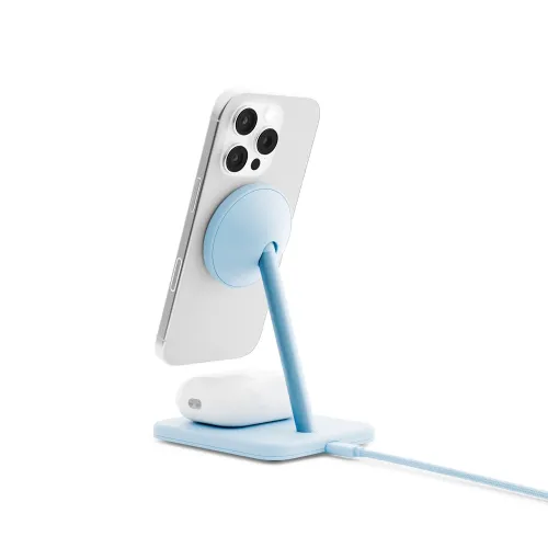 Twelve South HiRise 2 Deluxe belaidžio įkrovimo stovas ledyno mėlynos spalvos su iPhone ir AirPods dėklu ant pagrindo.