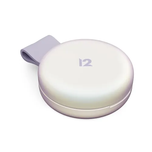 ButterFly SE laddare i iriserande, rund snäckdesign med söm längs kanten, öppningsspår och lila tygögla; 12-logga ovanpå.