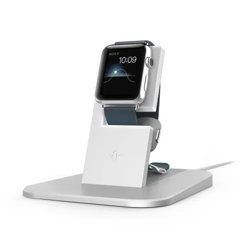 Twelve South HiRise Apple Watch Ladeständer in Silber mit angedockter Uhr auf einer Basis im Nachttisch-Stil
