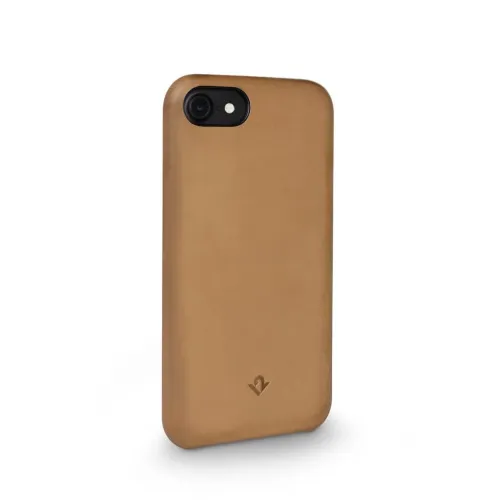 Läderfodral för iPhone med utskärning för kamera och blixt, slät brunbeige baksida med diskret logotyp nedtill och rundade hörn.