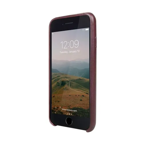 Läderfodral för iPhone 7/8 Plus i marsalarött, visat i sned vinkel; fodralet omsluter kanterna och lämnar skärmen öppen.