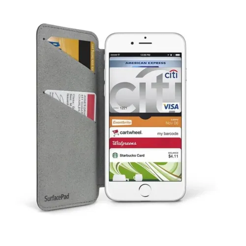 SurfacePad-kotelo iPhone 7/8/SE:lle, täysin auki; harmaa sisäpuoli, jossa kaksi korttipaikkaa, kortit ja näyttö päällä, vasen läppä auki.