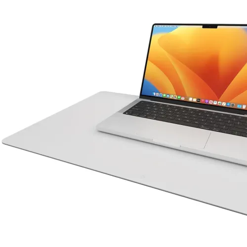 Twelve South DeskPad in Taubengrau mit einem silbernen Laptop darauf, eine gepolsterte Schreibtischmatte für einen aufgeräumten Arbeitsplatz