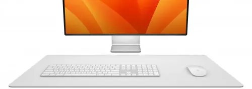 DeskPad skrivebordsunderlag i grå, ekstra bredt med afrundede hjørner, under tastatur og mus, placeret foran en skærm.