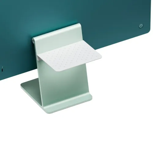 BackPack 4, matēti balts perforēta alumīnija plaukts, kas piestiprināts iMac statīva aizmugurē blakus redzamai blakus esošajai USB-C ligzdai.