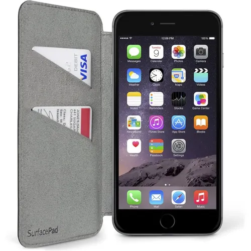 SurfacePad ümbris iPhone 6/6s jaoks, avatud kate vasakul ja telefon paremal; kaks diagonaalset kaarditaskut, kus kaardid on nähtavad.