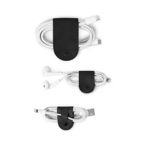 Svart CableSnap-organisator i tre størrelser: lærstropper som holder opprullede hvite kabler med USB-C, Lightning og USB-A.