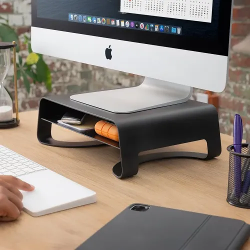 Twelve South Curve Riser svart bildskärmsställ med förvaringshylla, som stöder en iMac på ett skrivbord