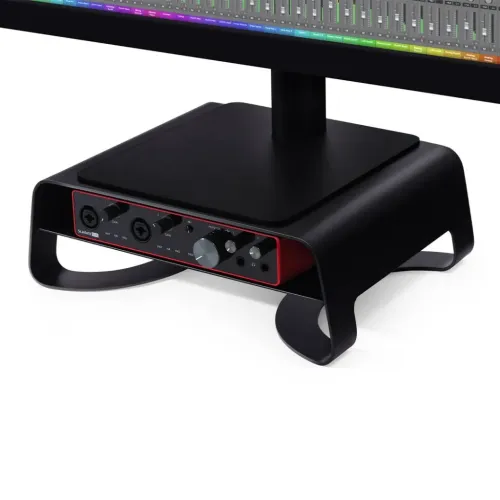 Twelve South Curve Riser i svart, metallstativ med åpen hylle som har plass til et lydgrensesnitt, med skjermbase plassert på toppen.