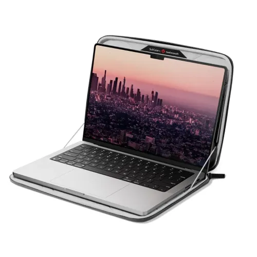 Twelve South SuitCase MacBook Pro 14 dėklas su sidabriniu nešiojamuoju kompiuteriu, atverta pilka apsaugine mova ir užtrauktuko apvadu