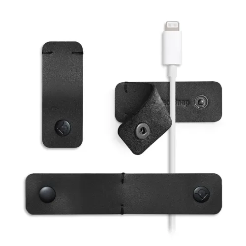 Kabelholder i svart skinn med trykknapper, vist lukket, åpen og festet rundt en hvit kabel; tre stropper er vist på linje.