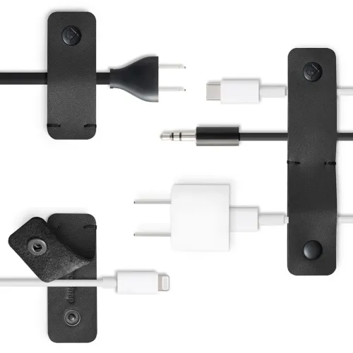 Sorte lærstropper med trykknapp holder ulike kabler og kontakter på plass; tre CableSnap-holdere mot en hvit bakgrunn.