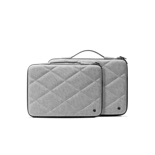 Twelve South SuitCase: harmaa tikattu MacBook-kotelo mustilla vetoketjuilla, upotetulla kantokahvalla ja pyöristetyillä kulmilla; näytetään kaksi.