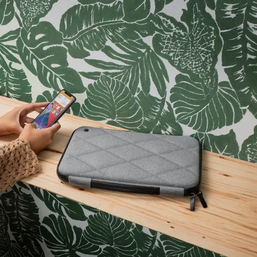 SuitCase MacBook-kotelo harmaa, jossa on tikattu timanttikuvio, upotettu kahva ja kaksinkertaiset vetoketjut puupinnalla, ohut.