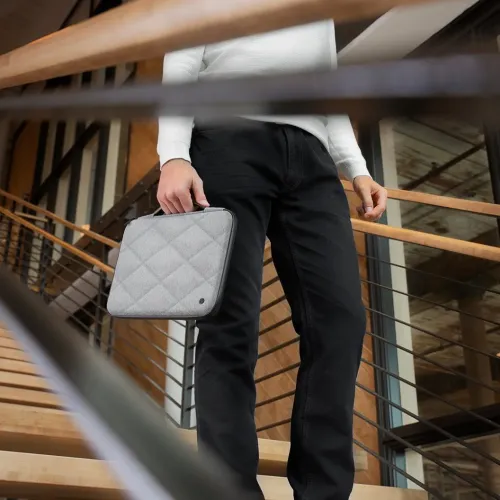 Harmaa MacBook-kotelo, jossa on tikattu timanttikuvio, kova profiili, upotettu kantokahva ja ympärivuotinen vetoketju, porrasmainen.