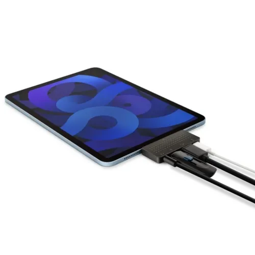 Twelve South StayGo mini USB-C-hubb ansluten till en surfplatta med flera kablar för extra portar