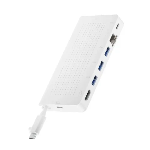 Hvit rektangulær USB-C-hub med perforert topp, tre USB-A-porter, HDMI, Ethernet og USB-C samt kort integrert kabel.