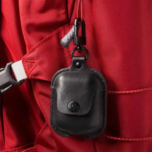 Étui en cuir Twelve South AirSnap pour AirPods avec clip pivotant fixé à une sangle de sac à dos rouge