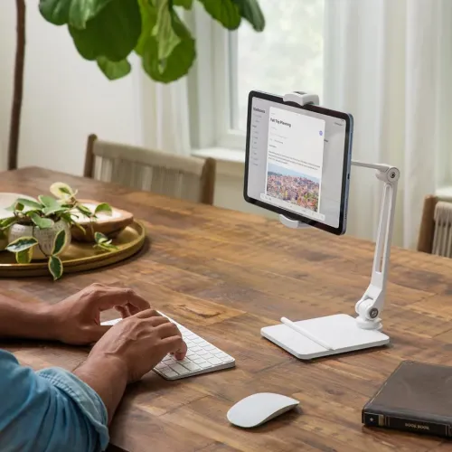 Twelve South HoverBar Duo Snap hvitt justerbart iPad-stativ som holder et nettbrett på et skrivebord i tre