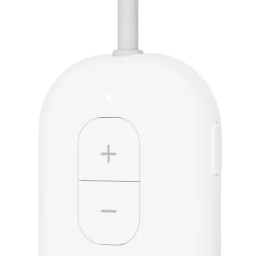 Hvid, afrundet adapter med kabel i toppen, oval volumenkontrol med +/- på forsiden, lille LED over og sideknap på højre side.