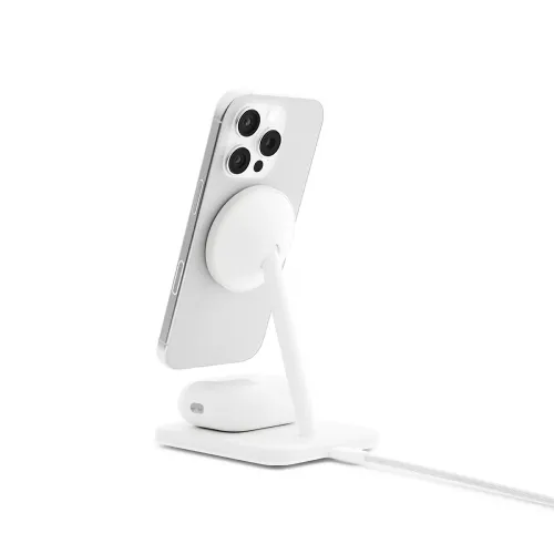 Twelve South HiRise 2 Deluxe baltas belaidžio įkrovimo stovas su iPhone ir AirPods dėklu ant pagrindo