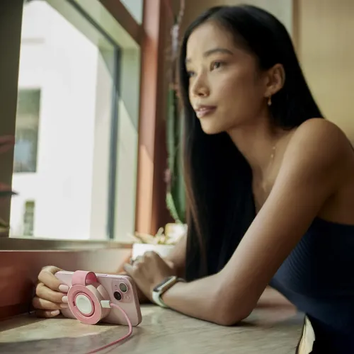 Twelve South Butterfly™ SE kompakt trådlös laddare i rosa, hopfälld som ett telefonställ med ansluten kabel