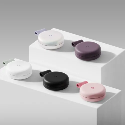 Penkių spalvų kompaktiškas apvalus įkroviklis "ButterFly SE" su 12 spalvų logotipu, viduryje esančia jungtimi ir trumpa dirželio kilpa, ant baltų pakylų, išdėstytų pakopomis.