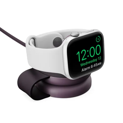 ButterFly SE 2-i-1-lader i midnattsblomme med brettet klokkepuck og flettet USB-C-kabel, lader en Apple Watch på basen.