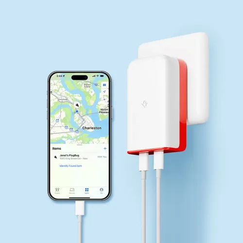 USB-C-vegglader i hvitt med rød side og smal profil, to porter med kabler, sitter i vegguttaket; ved siden av mobilen med kartvisning.