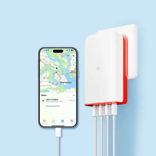 PlugBug 120W USB-C-laddare i vitt med röd kant, smal profil och fyra portar med kablar, bredvid en smartphone med kartvy.