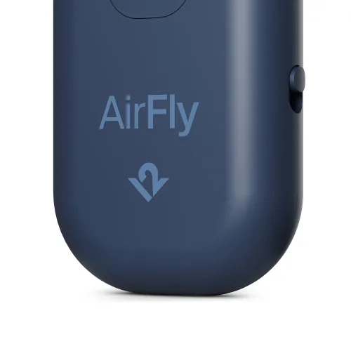 AirFly Pro 2 i blått, närbild av nedre halvan med rundade kanter, fronttryck AirFly och en liten sidoknapp till höger synlig.