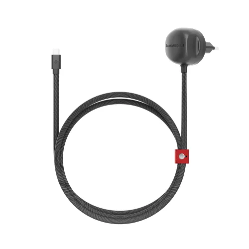 Twelve South PowerCord i skifer med EU-kontakt og USB-C-kontakt, flettet mørk kabel med rødt kabelbånd, opprullet kompakt.