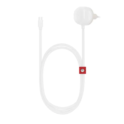 Hvit, flettet skjøteledning med to-polet støpsel og avrundet støpselhus, lang kabel med rød kabelstropp og smal kontakt.