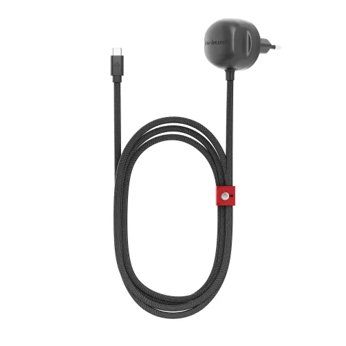 Svart, flettet skjøteledning med EU-kontakt og USB-C-kontakt, pent opprullet med rød kabelstropp og knapp.
