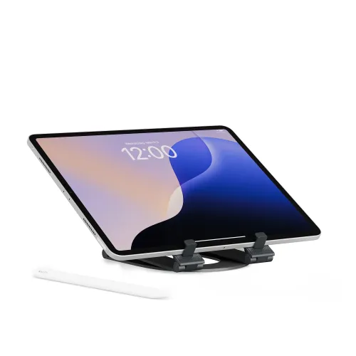 Twelve South Curve Mini planšetinio kompiuterio stovas, laikantis iPad gulsčioje padėtyje, su jutikliniu rašikliu priekyje