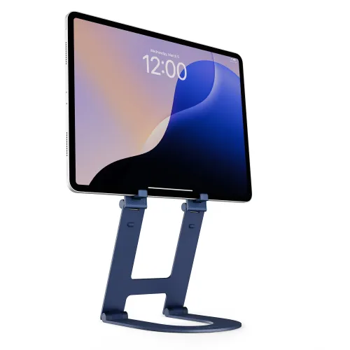 Curve Mini stativ i blått med doble hengslede armer og oval fotstøtte, holder nettbrettet horisontalt med synlige rister på sidene.