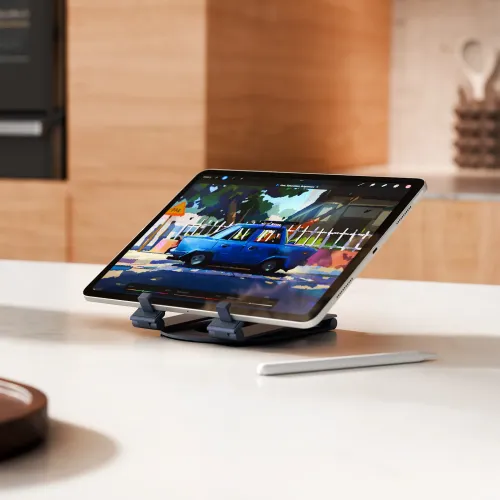 Twelve South Curve Mini Tablet-Ständer, der ein iPad im Querformat hält, mit einem Eingabestift auf dem Schreibtisch