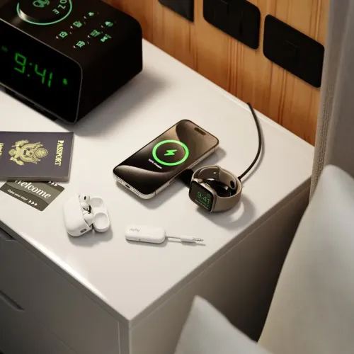 Station de charge pliable de voyage Twelve South ButterFly rechargeant un iPhone et une Apple Watch sur une table de chevet