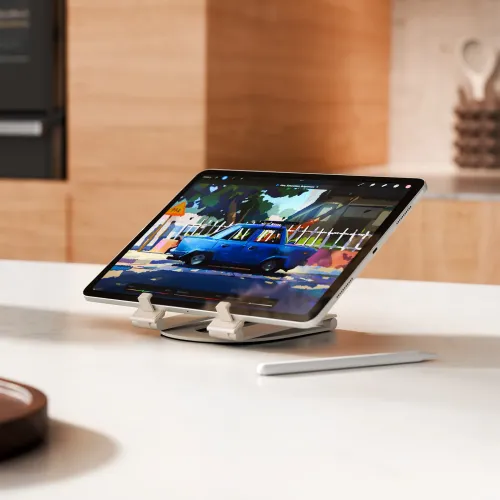 Twelve South Curve Mini planšetdatora statīvs, kas tur iPad ainavas režīmā uz galda skatīšanai