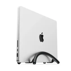 Black Twelve South BookArc Flex-stativ som håller en MacBook vertikalt för att spara plats på skrivbordet och minska röran.